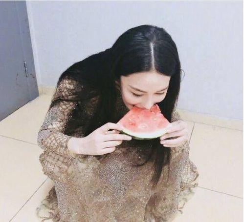 娱乐吃瓜酱衣服图片大全,揭秘娱乐圈明星们的潮流穿搭秘籍  第2张